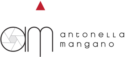Logo di Antonella Mangano con le iniziali A e M, diaframma e matita stilizzat