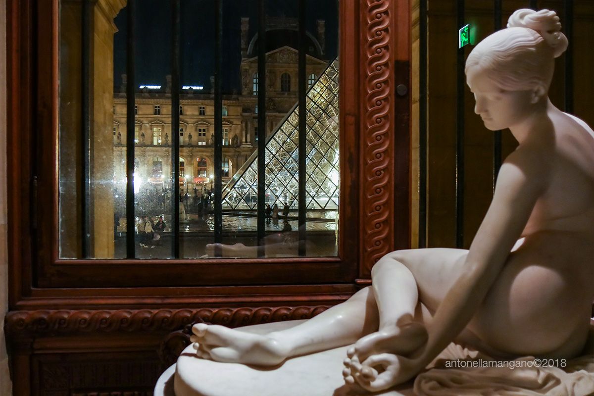 Scultura di donna al Louvre di sera